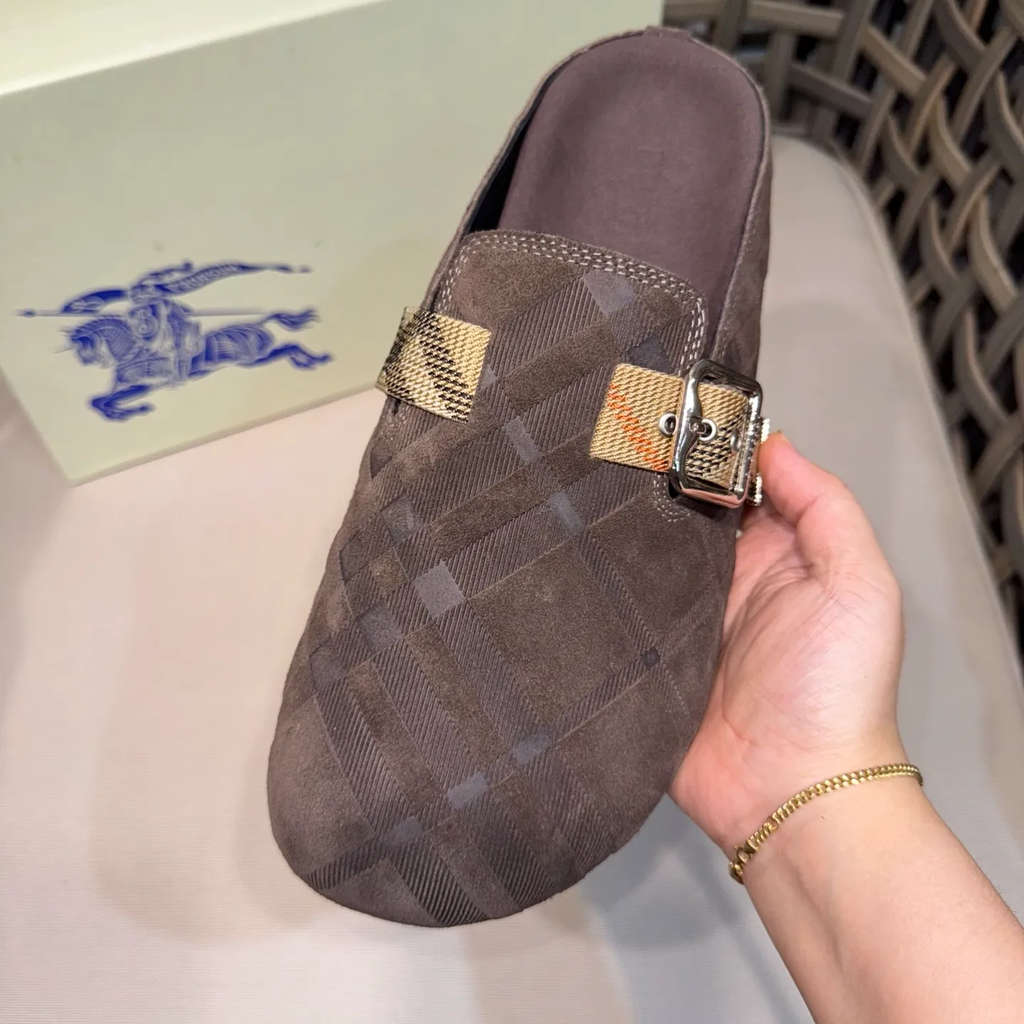 Men's Men's Shoes 💰360 [New Style] 🐝🐝Burberry New Burberry - Men's Checked Leather Urchin Half-Flop Sandal Made of soft suede cowhide and calfskin, these half-flop sandals feature an adjustable B-shaped buckle strap and are decorated with the signature sand-colored Burberry check in jacquard worsted. The upper wraps around the midsole and is paired with a sole made of the same upper material with an embossed logo on the heel and a wavy rubber outsole embellished with the Burberry lettering. Fashionable and casual! Comes with full set of original packaging dust bag! Code number: 39-40-41-42-43-44 standard code (38/45 can be customized and returns and exchanges are not supported)